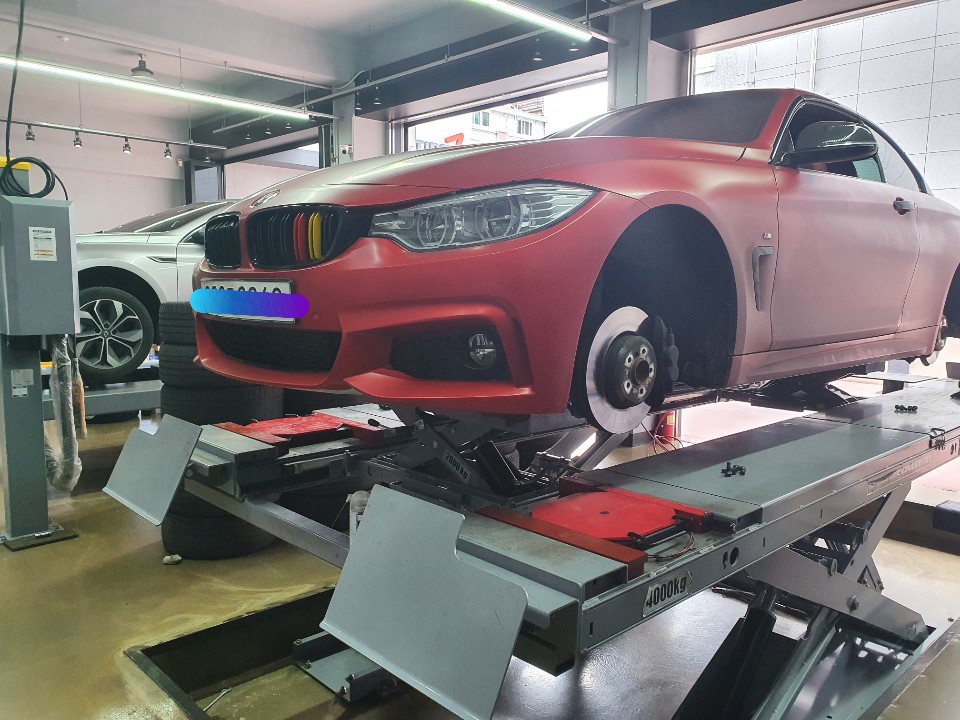 BMW 428i 고객님께서 도난방지 락볼트소켓을 잊어버려서 락볼트 해체해 드리고 타이어도 같이 교체해 드렸습니다
