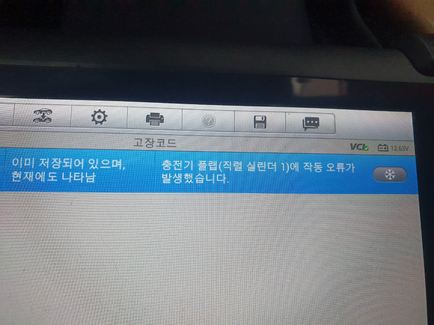E300</br>가속불량,떨림 증상</br>평소와 다르게 차가 잘 안나가고</br>떨린다고 하셔서 방문 하셨네요.</br>흡기가버너만 교체도 가능합니다만 진공펌프상태도 그렇고해서 신품으로 </br>교체해 드렸습니다.</br>부속대가 좀나왔네요.ㅠ</br>그리고 보조배터리 경고등도 들어오고 차체진동도 심해서 미미도같이 교체해 드렸습니다.</br>출력도 되살아나고 진동도 없어지고 만족하시네요</br>