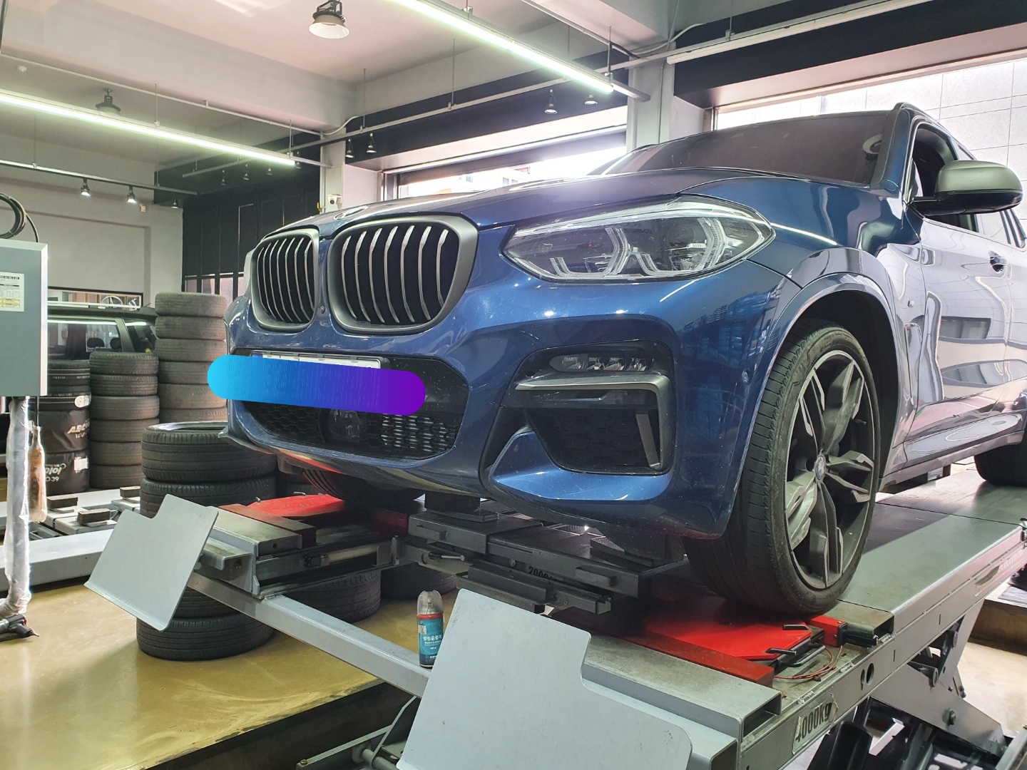 BMW X3 타이어 교체</br>OEM타이어가 브리지스톤 알렌자001 RFT 이네요</br>런플렛 타이어는 사계절 타이어보다 </br>가운데부분 마모가 빠릅니다.</br>아무래도 시이드부분을 튼튼하게 보강하다보니 그럴수밖에 없어 보입니만 안전이 우선 이겠지요^^</br>안전하게 잘 타시길 바랍니다~^^</br>