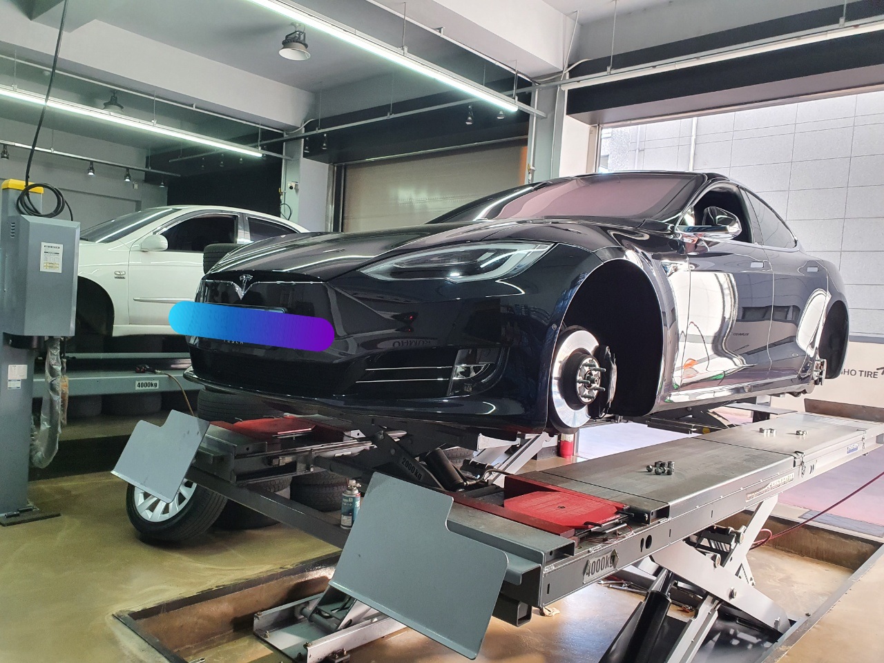 조금씩 전기차 차량들 입고가 늘고 있네요^^</br>OEM 굳이어 타이어가 테슬라에는 장착되어 있습니다.</br>이번에  찾아주신 고객님께서는 하중지수가 굳이어 보다 높은 금호타이어 올시즌용TA51로 장착을 원하셔서 창착해 드렸습니다.</br>전기차는 배터리 무게가 아랫쪽에 있어서 타이어 하중치수를 높이는것도 안전에 도움이 될듯합니다^^</br>